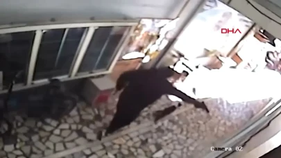 Küçükçekmece'de iş yerine ateş açan saldırganın yakalandığı anlar kamerada