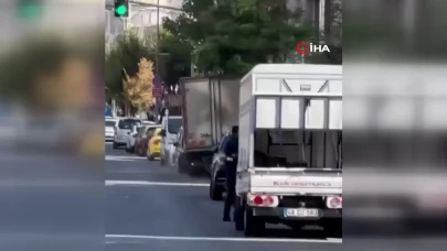 Yokuş aşağı kaymaya başlayan kamyonet park halindeki araçlara çarptı
