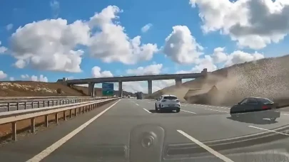 Kuzey Marmara Otoyolu'nda Tır Dorsesi Koparak Şarampole Düştü