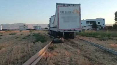 Mardin'de yüklü tır yoldan çıktı : Sürücü yara almadan kurtuldu