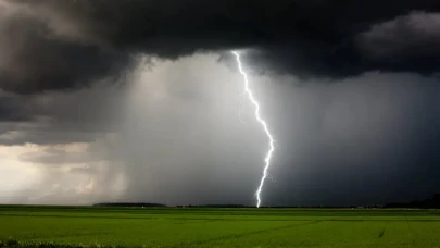Meteoroloji uyardı : O bölgelerde sıcaklıklar düşüyor, sağanak yağış bastırıyor