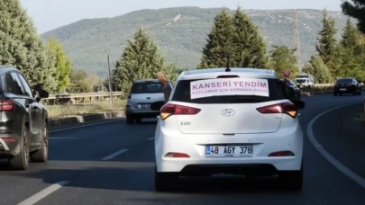 Muğla'da Kanseri Yenmenin Coşkusunu Aracında Kutlayan Kadının Anları Kameralara Yansıdı