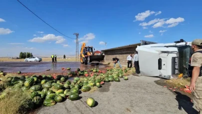 Muş'ta karpuz yüklü tır devrildi : Sürücü yaralandı, karpuzlar yola saçıldı