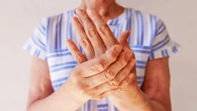 Parkinson hastaları için giyilebilir titreşim cihazı geliştirildi