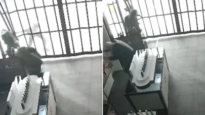 Lüks mağazada film gibi soygun: Güvenlik kepengini kırıp 480 bin liralık parfüm çaldılar