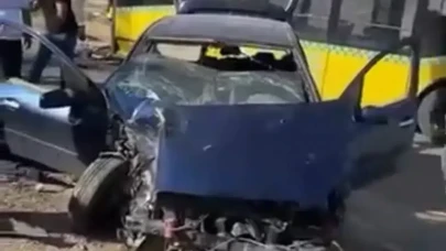 Siirt'te Otomobil ile Belediye Otobüsü Çarpıştı: 1 Kişi Yaralandı