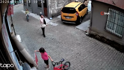 Giresun'da küçük kızın Türk bayrağı hassasiyeti kamerada