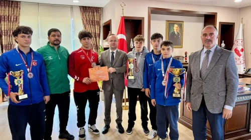Hopa Kaymakamı, U15 Balkan Şampiyonu ve güreşçileri tebrik etti