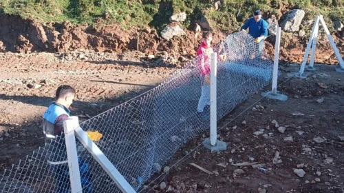 Murgul'da Camii Etrafına Güvenlik Çitleri Çekiliyor