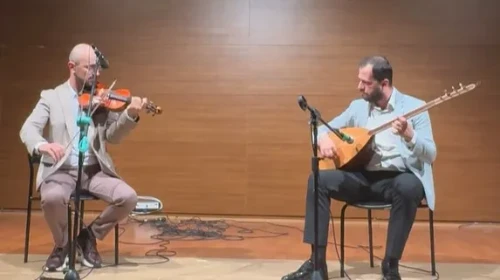 Müzikseverler "2 Saz 1 Ses" ile unutulmaz bir gece yaşadı, Anadolu ezgileri sahne aldı.
