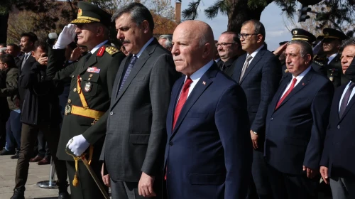 Erzurum'da 29 Ekim Cumhuriyet Bayramı coşkusu çelenk sunumuyla başladı