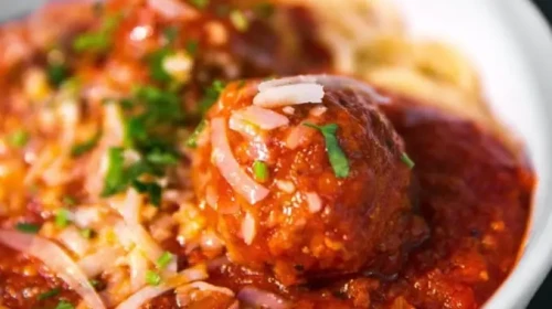 Domates Soslu Köfteli Spagetti Tarifi