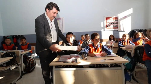 Aziziye Belediyesi'nden öğrencilere zekâ ve strateji oyunları seti desteği