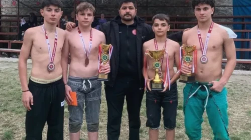 Artvinli güreşçiler Altın Kemer'de başarıya imza attı, Emre Berat Acıbadem altın madalya kazandı