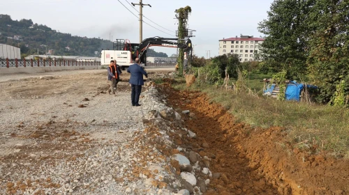 Arhavi'de yol genişletme çalışmaları hız kesmeden devam ediyor, ulaşım güvenliği artırılıyor