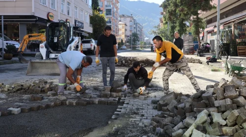 Arhavi’de Zemin Düzenleme ve Kilit Taşı Onarım Çalışmaları Sürüyor