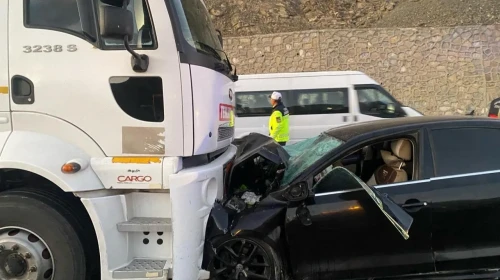 Van'da yakıt tankeri ile otomobil çarpıştı: 2 ölü