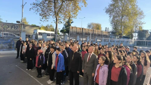 Akçaabat Milli Eğitim Müdürü'nden Öğrencilere Bayrak Töreni Ziyareti ve Destek Mesajı