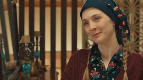 Hande Nur Tekin Kimdir? Taşacak Bu Deniz Dizisinde Sevcan Rolüyle Dikkat Çekiyor