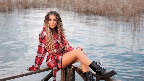 Şarkıcı Çağla Kimdir? Kaç Yaşında, Nereli, Boyu Kaç, Eşi Kim? İşte Hayatı ve Kariyeri