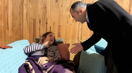 Şavşat Kaymakamı Köse, Yaşar ailesini ziyaret ederek şifa dileklerinde bulundu