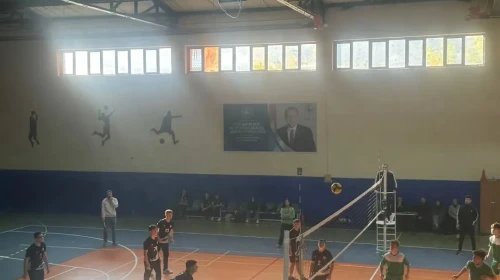 Borçka'da Voleybol Genç Erkekler İlçe Birinciliği'nde Anadolu Lisesi 3-0'la galip geldi