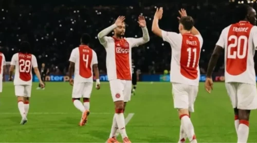 Ajax Hangi Ülkenin Takımı? Kadro Değeri ve Ligdeki Durumu Hollanda'nın ünlü futbol kulübü Ajax, Avrupa'nın tarih kokan takımlarından biri olarak dikkat çekiyor. Kulübün güncel kadro değeri ise yaklaşık olarak 300 milyon Euro civarında seyrediyor. Ajax, kendi liginde, Eredivisie'de ise önemli bir rekabetin içinde yer alarak şu anda liderlik mücadelesi vermekte.