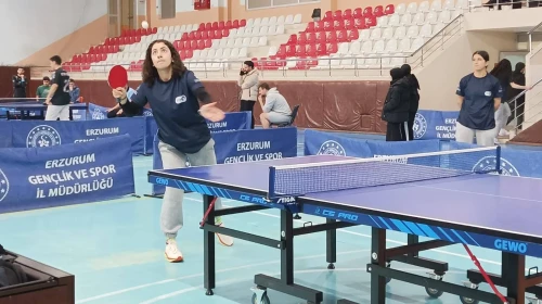 Erzurum'da Masa Tenisi İl Birinciliği sonuçlandı, şampiyon takımlara kupaları verildi