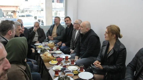 Hopa Belediyesi, esnafla bir araya gelerek trafik sorunlarına kalıcı çözümler üretecek