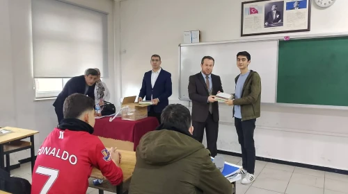 Dersimi Seçiyorum, Kur’anımı Alıyorum Projesi Kapsamında Öğrencilere Kur’an-ı Kerim Dağıtıldı