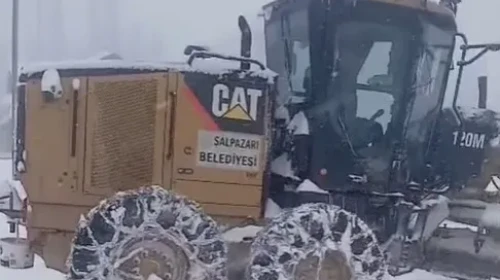 Şalpazarı'nda karla mücadele çalışmaları aralıksız sürüyor, ulaşım güvenliği ön planda!