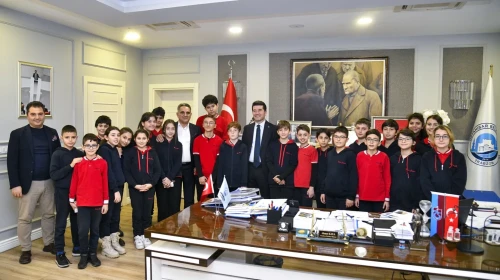 Başkan Kaya, Matematik Olimpiyatları'nda başarı gösteren öğrencileri ödüllendirdi