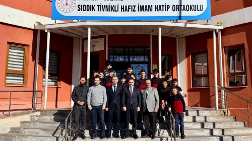 Başkan Uçar, Hafız İmam Hatip Ortaokulu'nda gençlerle kariyer sohbeti yaptı