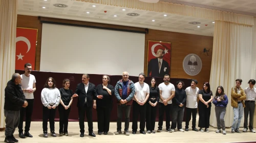 Vakfıkebir'de 'Sanal Alem Bir Alem' Tiyatro Oyunu Büyük İlgi Gördü