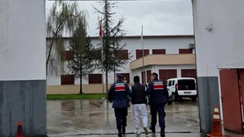 Rize İl Jandarma Komutanlığı ekiplerince Pazar ilçesinde düzenlenen çalışmada, hakkında kesinleşmiş hapis cezası bulunan bir kişi yakalandı.