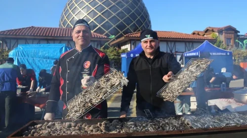 Rize'de 8. Hamsi Festivali'nde 2 ton hamsi ikram edildi, katılımcılardan yoğun ilgi!