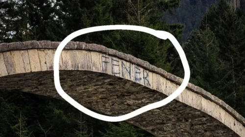 Tarihi Çat Köprüsü'ne sprey boya ile yapılan yazılar tepki topladı