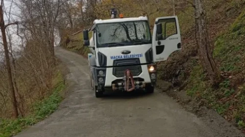 Maçka Belediyesi'nden Akmescit Mahallesi'ne Konforlu Kuru Beton Yol Çalışması