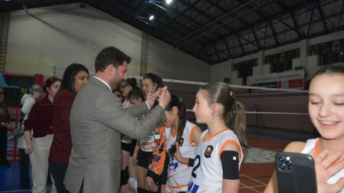 Efece Spor, Erzurum'daki Küçük Kızlar Voleybol Turnuvası'nda şampiyon oldu