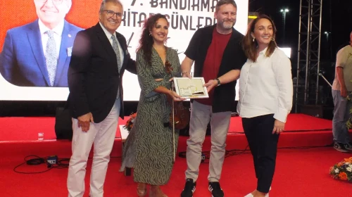 Tuna Kiremitçi, Bandırma Kitap Günleri'nde dinletiyle izleyicileri coşturdu