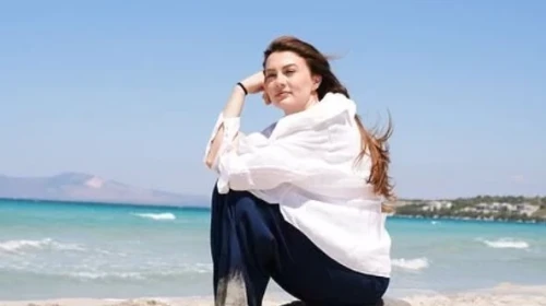 Burcu Özberk Tekne Keyfini Bacak Dekoltesiyle Taçlandırdı, Hayranlarından Tam Not Aldı!