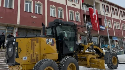 Demirözü Belediyesi yeni CAT greyderle araç filosunu güçlendirdi
