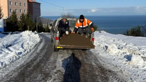 Vakfıkebir'de karla mücadele: Ekipler yolları yeniden açmak için gece gündüz çalışıyor
