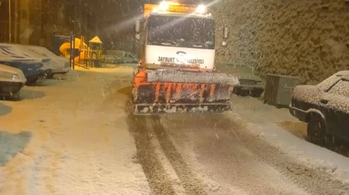 Bayburt'ta yoğun kar yağışı nedeniyle eğitim 1 gün süreyle tatil edildi