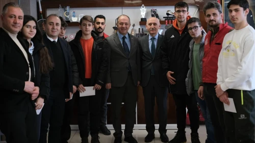 Palandöken'de Kahoot Bilgi Yarışması ile gençler bir araya geldi; ödüller sahiplerini buldu