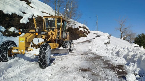 Beşikdüzü Belediyesi kış şartlarında karla mücadele ve altyapı çalışmalarıyla hizmette durmaksızın ilerliyor