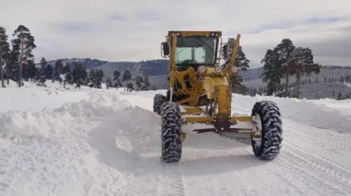 Şenkaya'da kar temizliği: Belediyeden yoğun mücadele ve kesintisiz ulaşım vurgusu