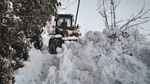 Rize'de kar yağışı ulaşımı aksatıyor, köy yollarında KARDELEN ekipleri mücadeleye devam ediyor