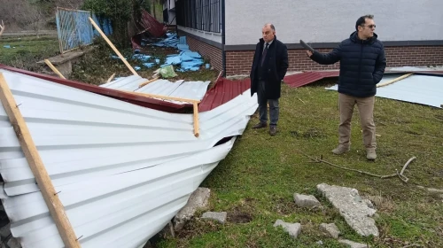 Kemalpaşa'da Fırtına Okulun Çatısını Uçurdu, Güvenlik Önlemleri Alındı