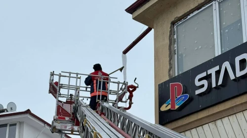 Bayburt'ta Kış Hazırlıkları: Buz Sarkıtları Temizleniyor, Güvenlik İçin Çalışmalar Devam Ediyor